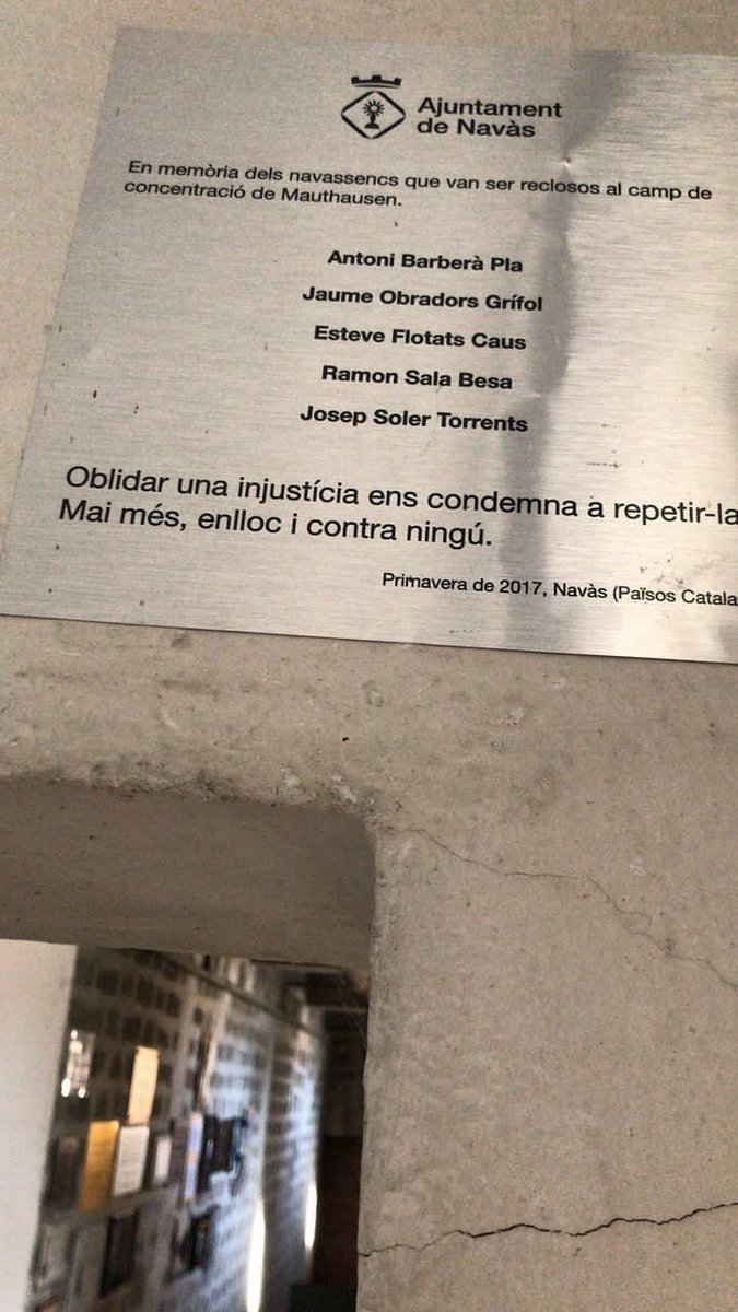 Plaques commemoratives a la sala del crematori...