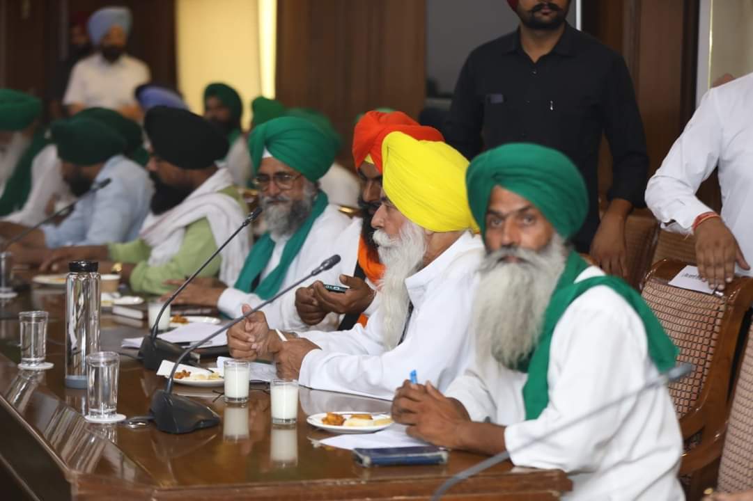 master_jagsir's tweet photo. ਸੂਬੇ ਦੇ ਮੁੱਖ ਮੰਤਰੀ @BhagwantMann ਨੇ ਕਿਸਾਨ ਭਰਾਵਾਂ ਨੂੰ ਭਰੋਸਾ ਦਿੱਤਾ ਕਿ ਸਰਕਾਰ 1 ਸਾਲ ਦੇ ਸਮੇਂ ਵਿੱਚ ਕਿਸਾਨ ਜਥੇਬੰਦੀਆਂ ਨੂੰ ਧਰਨਾ ਮੁਕਤ ਕਰ ਦੇਵੇਗੀ। https://t.co/TAinFhWM3P