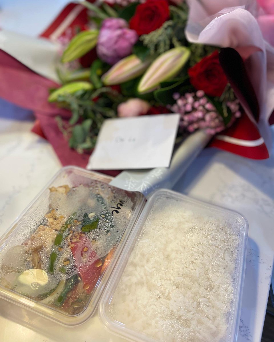dai_le's tweet photo. Despite Labor’s attack on me via their text and voice messages across the electorate of Fowler, flowers and food from local residents, & volunteers support make it all worthwhile. #fightforfowler #makefowlerindependent #myfowlercommunity https://t.co/NnZQfMT2X9