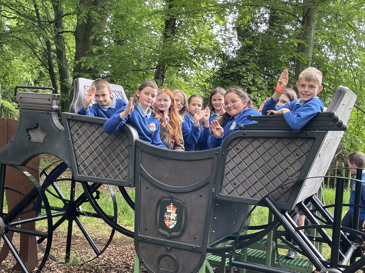 AnnalongPrimary's tweet photo. P5 and P6 having fun at Hillsborough Castle. https://t.co/zx9yJCYltc