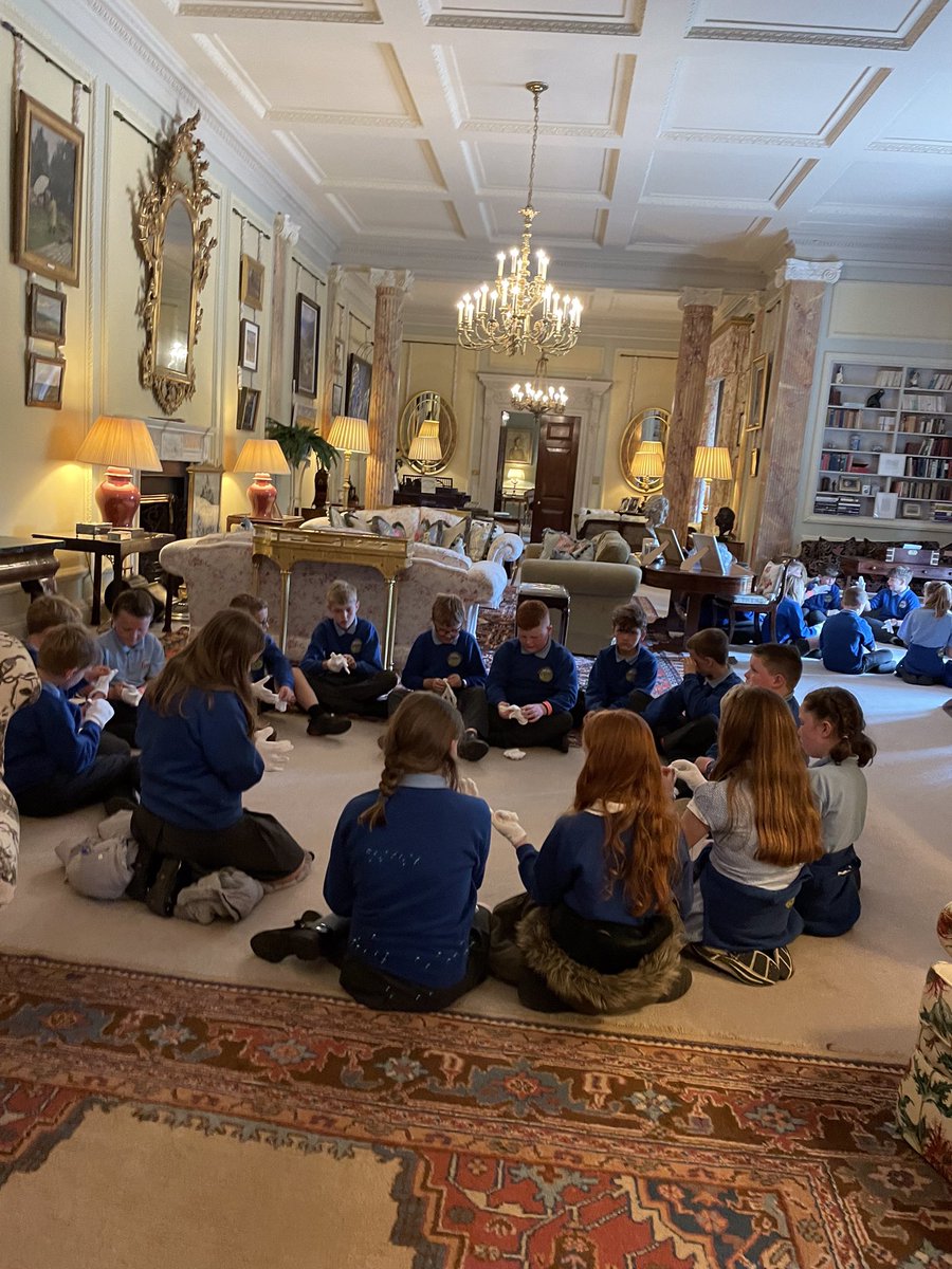 AnnalongPrimary's tweet photo. P5 and P6 having fun at Hillsborough Castle. https://t.co/zx9yJCYltc