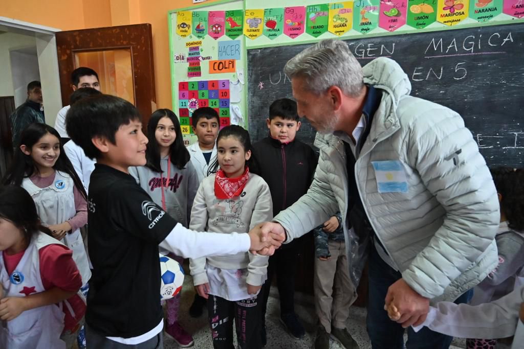 arcionimariano's tweet photo. 18 de mayo
Día de la Escarapela 
 
Es un día especial y simbólico para nuestra patria, y eso lo aprendí con el regalo que recibí en  la  escuela N°10 en 📍#Carrenleufú. 

La emoción y el amor con el que me entregaron este símbolo patrio, me conmovió. https://t.co/mHyYjQCiVC