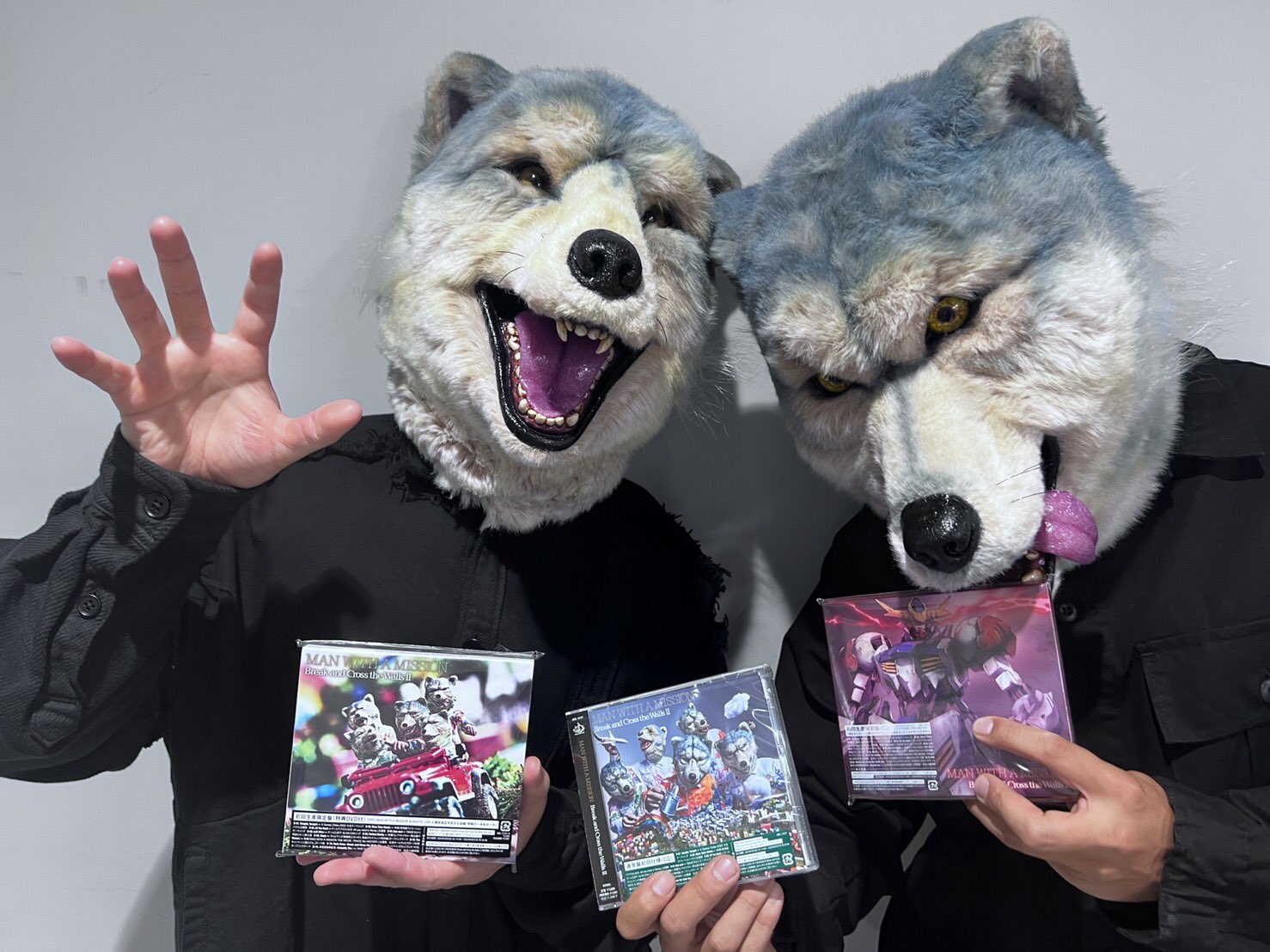 Man With A Mission オギャーーーーー ウッヒョーーーー Break And Cross The Walls 2ノ 製品ガ届イタゼーーーー w2 Mwam アルバム発売マデアト7日 Manwithamission Mwam T Co G8iuxsqxgb Twitter