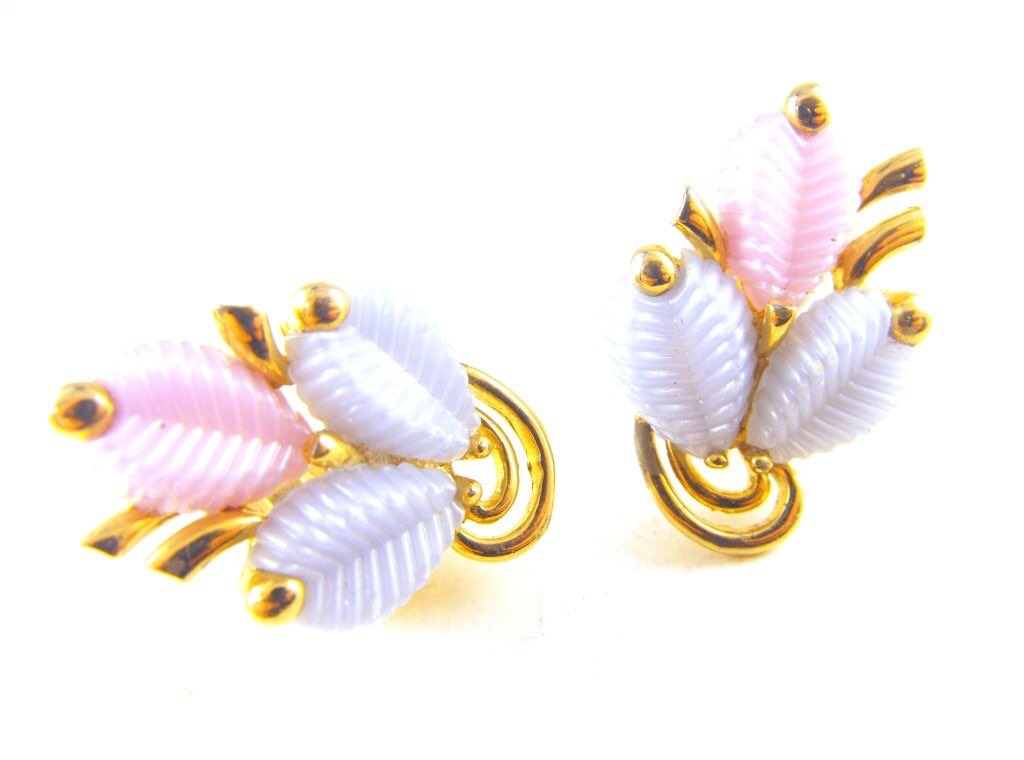 hiphipcricket's tweet photo. Excited to share the latest addition to my #etsy shop: #Marboux #Earrings #Pastel #Leaves #Thermoset #Plastics Designer Signed Vintage Marcel #Boucher Clip On Earrings https://t.co/2pmrE8EXrA https://t.co/j0Wz2da76f