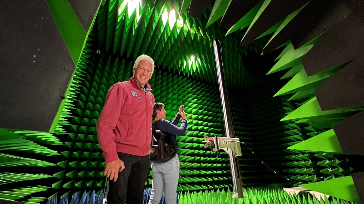Team meeting in <a href="/orange/">Orange</a> at Lannion. Visit of the anechoic chamber installed in 1992 for the first GSM, always used by the team. Am always impressed. 👇🏻<a href="/bertrandgouze/">gouze bertrand</a>