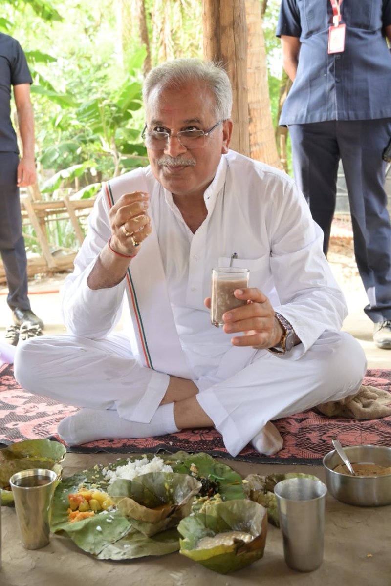 ये सादगी ही तो वनांचल की खासियत है
छिंदगढ़ में मुख्यमंत्री श्री <a href="/bhupeshbaghel/">Bhupesh Baghel</a> ने ग्रामीण आयता राम के घर पर विशुद्ध आदिवासी परिवेश में 'परसा पान' के बने दोने-पत्तल में भोजन ग्रहण कर बस्तर के प्रसिद्ध मड़िया पेज का ज़ायका लिया।
#BhetMulakat 
#BhupeshTuharDwar 
#BestCMBhupesh