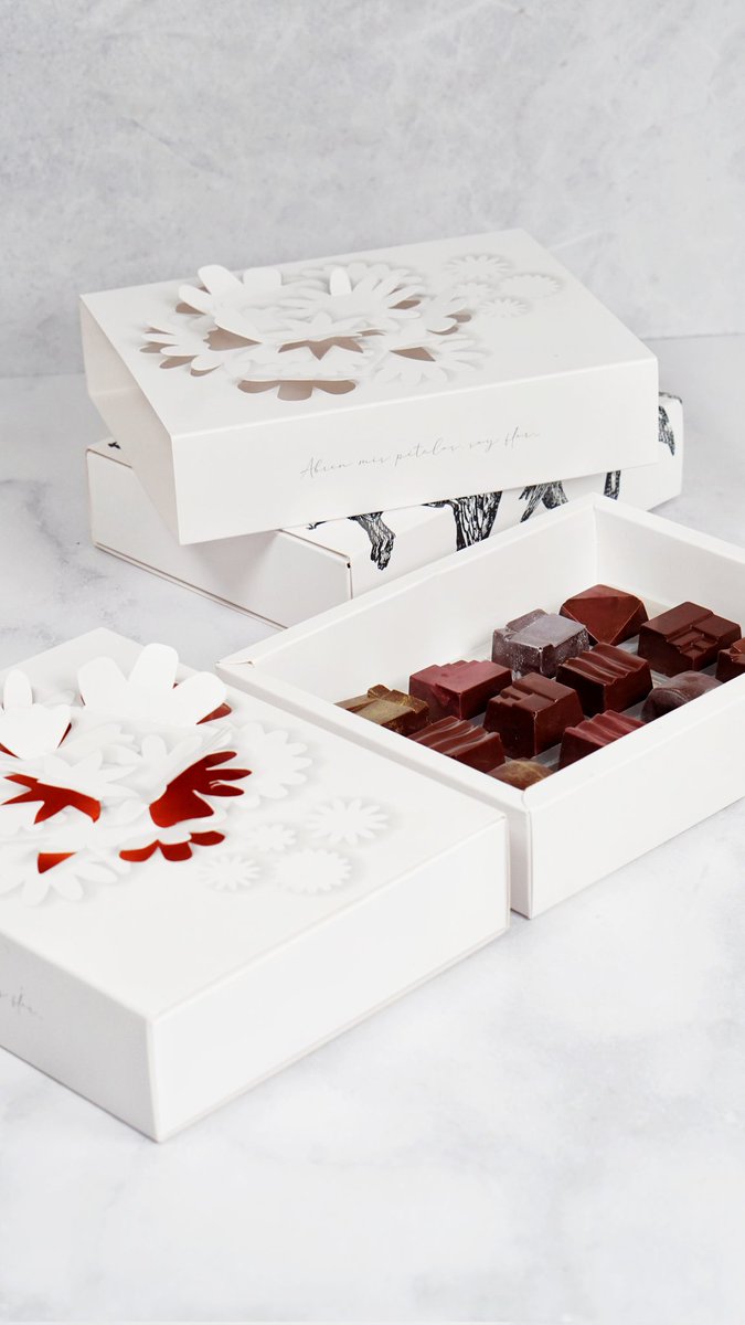 Para el #DiadelaMadre, nos aliamos  con <a href="/CacaoDeOrigen/">Cacao de Origen</a> y <a href="/KakaoChocolates/">KaKao Venezuela</a> juntos creamos una Caja Edición Especial con 12 bombones. La buena noticia es que todavía tienen oportunidad de probarlos. Están disponibles en <a href="/trinidadcultura/">Hacienda La Trinidad</a> y la tienda de Kakao en <a href="/trasnochocult/">Trasnocho Cultural</a>