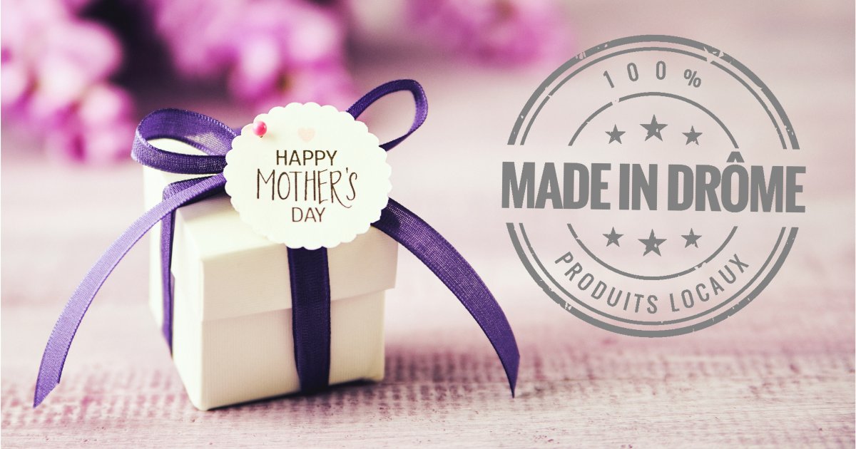 ClicknDrome's tweet photo. Dimanche 29 mai, c'est la Fête des Mères ! Une belle occasion de lui faire une jolie surprise. A court d'idées cadeaux ? L'équipe de #ClicknDrome vous a fait une sélection de cadeaux 100% #MadeinDrome. 💜

➡️Retrouvez notre article : https://t.co/i1pa7T7ciJ

#fetedesmeres #Drome https://t.co/QXPyo4JRi4