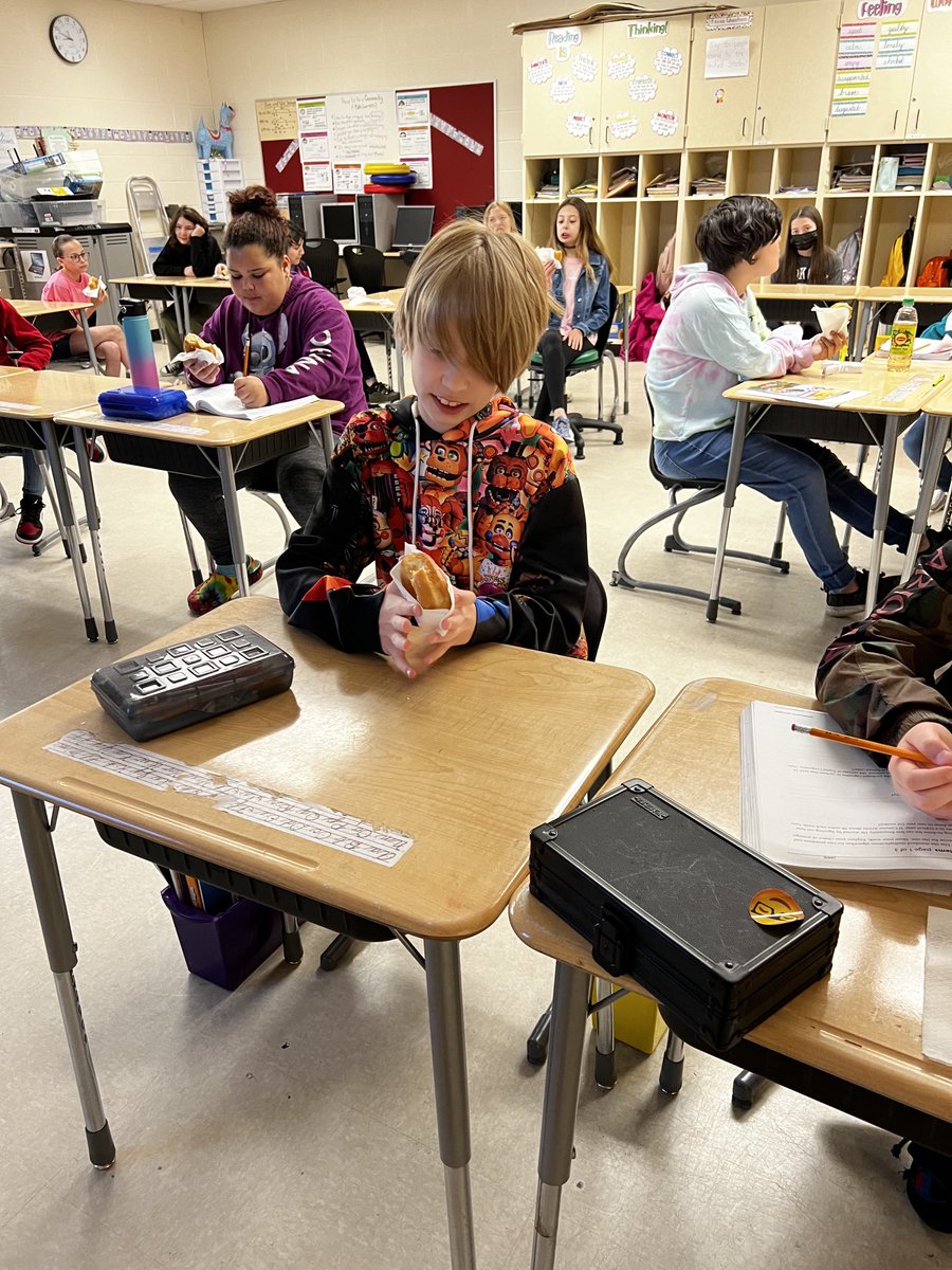 MrsChucksa's tweet photo. Enjoying a delicious treat for making academic growth!! https://t.co/yEd5YtPrPe