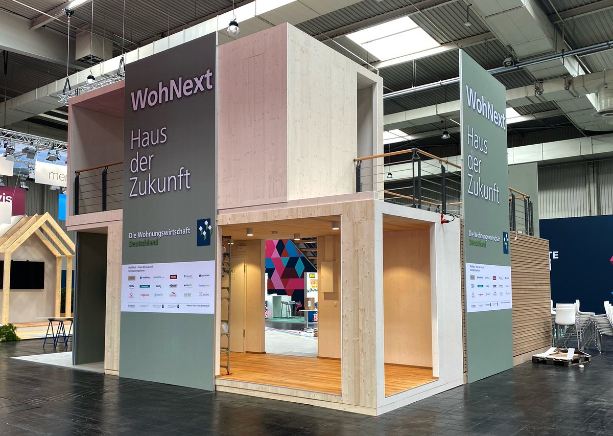 So geht #Wohnungsbau #klimafreundlich und perfekt: #seriellesBauen modular und natürlich aus Holz. Auf der #REA2022 Hannover #WohNext - #HausderZukunft