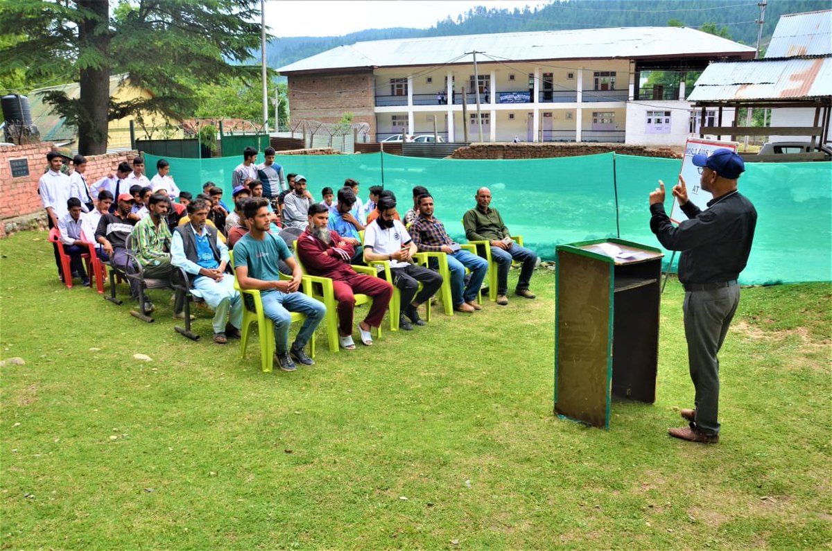 RUBARUBARAMULLA's tweet photo. On the occasion of #WorldAidsVaccineDay, #IndianArmy  organised an awareness drive to educate the people about the prevention of HIV infection and #AIDS at Naugam.
#IndiaArmyPeoplesArmy #JammuAndKashmir #wednesdaythought #Kashmir #Bitcoin #Srinagar #TogetherWeCan #BadaltaKashmir https://t.co/7eimv09fCq