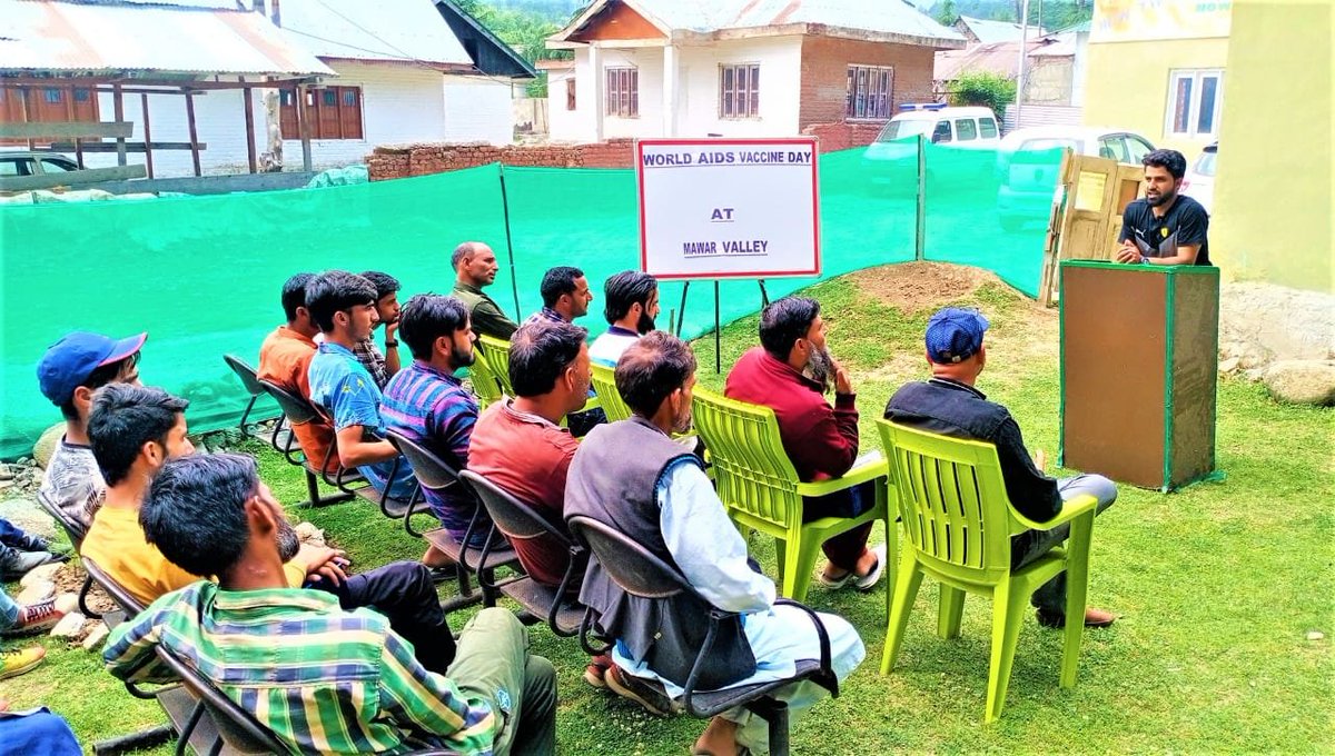 RUBARUBARAMULLA's tweet photo. On the occasion of #WorldAidsVaccineDay, #IndianArmy  organised an awareness drive to educate the people about the prevention of HIV infection and #AIDS at Naugam.
#IndiaArmyPeoplesArmy #JammuAndKashmir #wednesdaythought #Kashmir #Bitcoin #Srinagar #TogetherWeCan #BadaltaKashmir https://t.co/7eimv09fCq