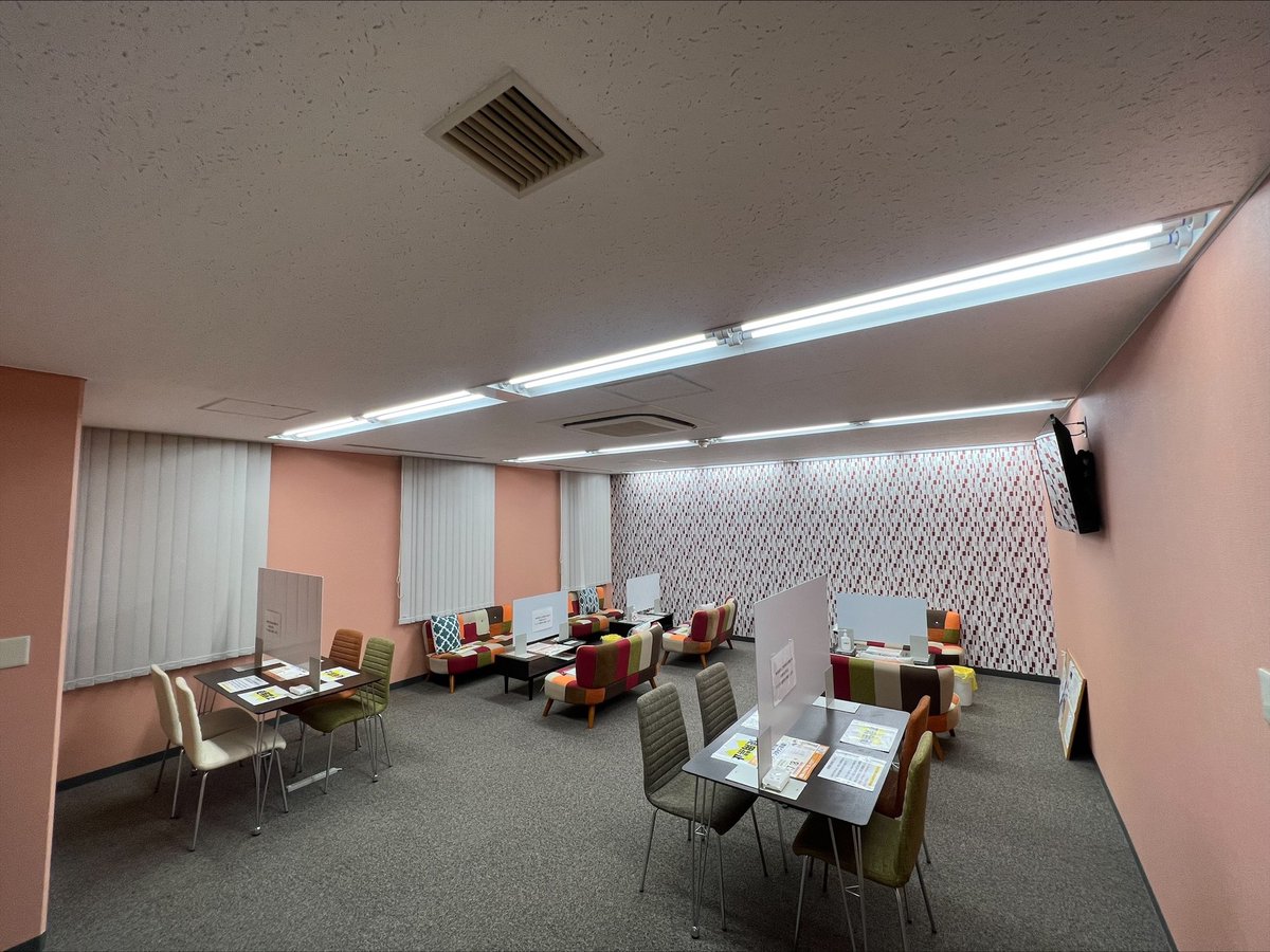 e_comSNS's tweet photo. 弊社はブース内だけでなく休憩室にもコロナ対策としてパーテーションを設置しております！
休憩時間こそ安心��きる環境でゆっくりしたいですよね・・・
そんな休憩室にはレンジとトースターも完備しており、いつでも暖かいご飯が食べられるのも魅力です笑

#都城　#従業員に優しい会社　#スタッフ募集 https://t.co/cDFnvi8nBQ