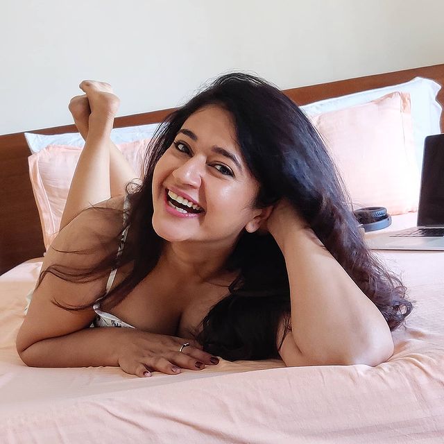 BebyGirlss's tweet photo. So Beautiful 🌺
#PoonamBajwa https://t.co/XoUYwMYw70