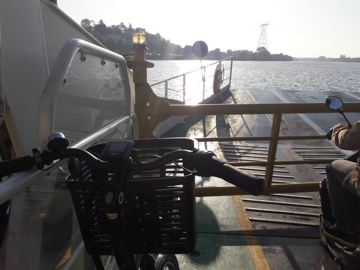 InseePdL's tweet photo. On continue avec le Défi mobilité ! 
Certains agents n'hésitent pas à venir de loin avec leur #vélo, avez-vous reconnu le bac des bords de Loire ?
Pour les Nantais, c'est #bicloo et marche aujourd'hui 😊 https://t.co/RyxE06zOuD