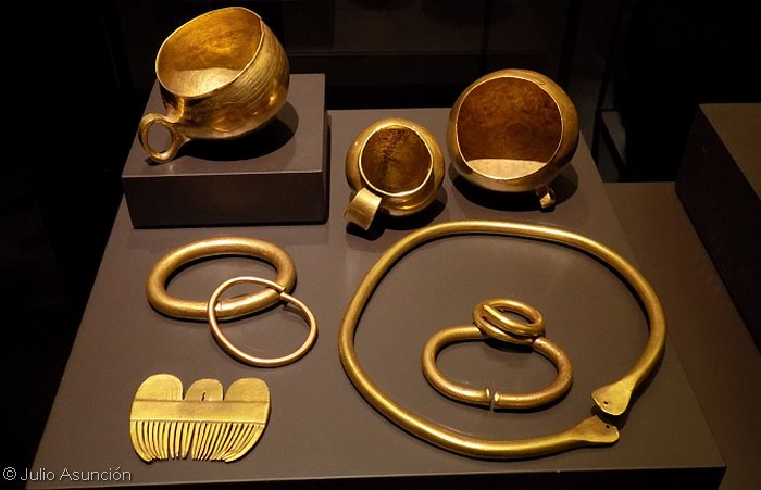 InquietaLechuza's tweet photo. En 1940 fue encontrada la mayor acumulación de oro de la #prehistoria.
27 kilos de piezas de oro realizadas durante el #BronceFinal, alrededor del 1500 a.C.
#caldasdereis #galicia #MuseumDay #museo #museoarqueológico https://t.co/bLvHsnUAIB