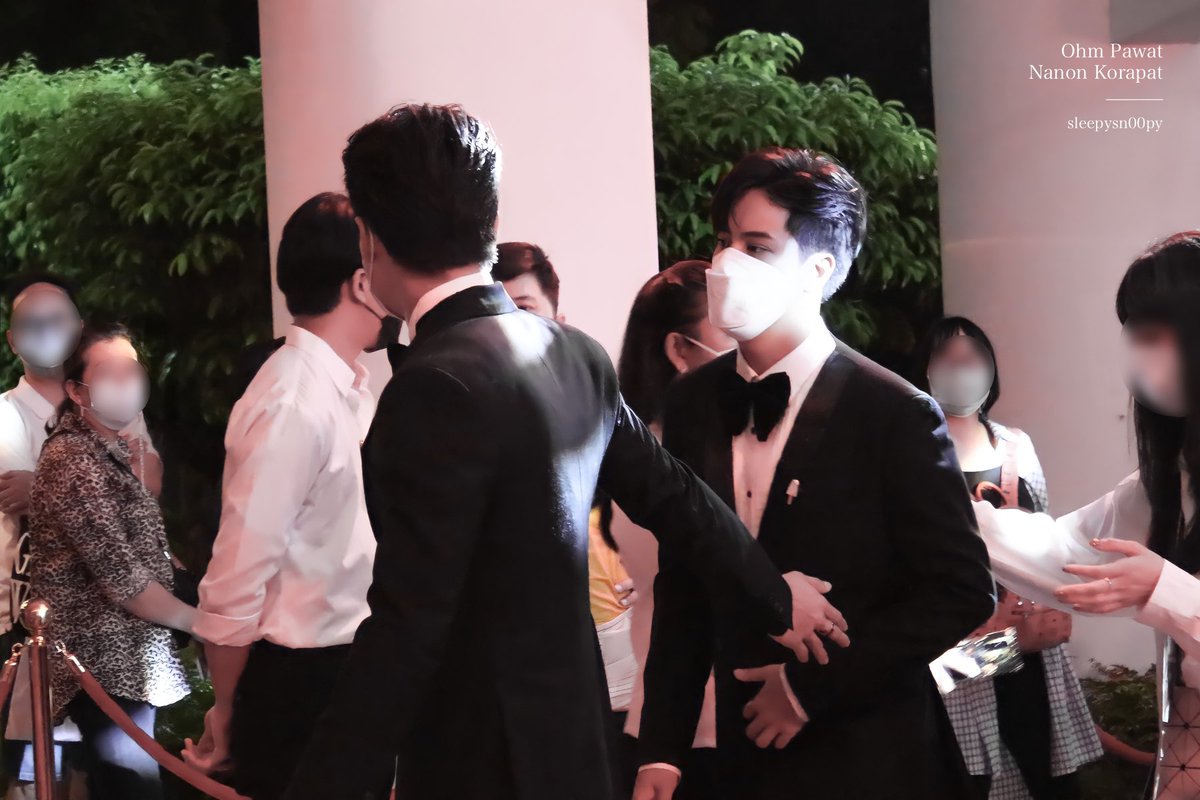 allofusaregayy's tweet photo. tôi không biết tôi đang ở đâu làm gì, tôi chỉ biết tôi với tần thắng là một đôi! thắng ơi! theo tớ!! - pawat chittsawangdee 

#mynameisnanon #ohmpawat #โอมนนน #MayaEntertainAwards2022 https://t.co/RnlKo7DxSD