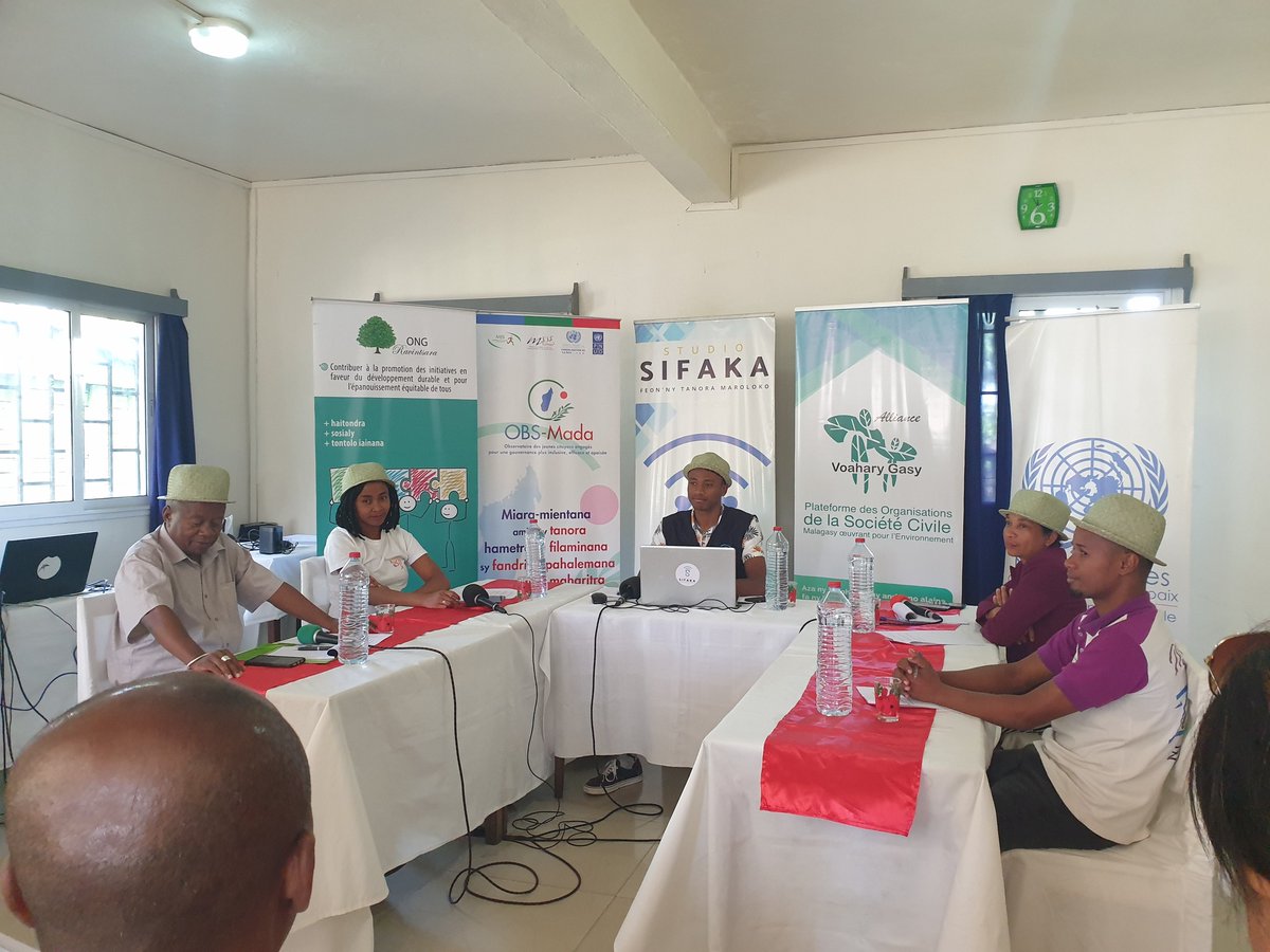PBFMadagascar's tweet photo. Pour les jeunes de la région #Anosy, la paix est une priorité #OBSMada @UNPeacebuilding
Echanges avec autorités pour proposer ensemble des solutions #paix: mise en place de comités de vigilance pour prévenir et résoudre conflits, renforcer sécurité @bussiere_brice #Youth4Peace https://t.co/QmKAXwU3eS