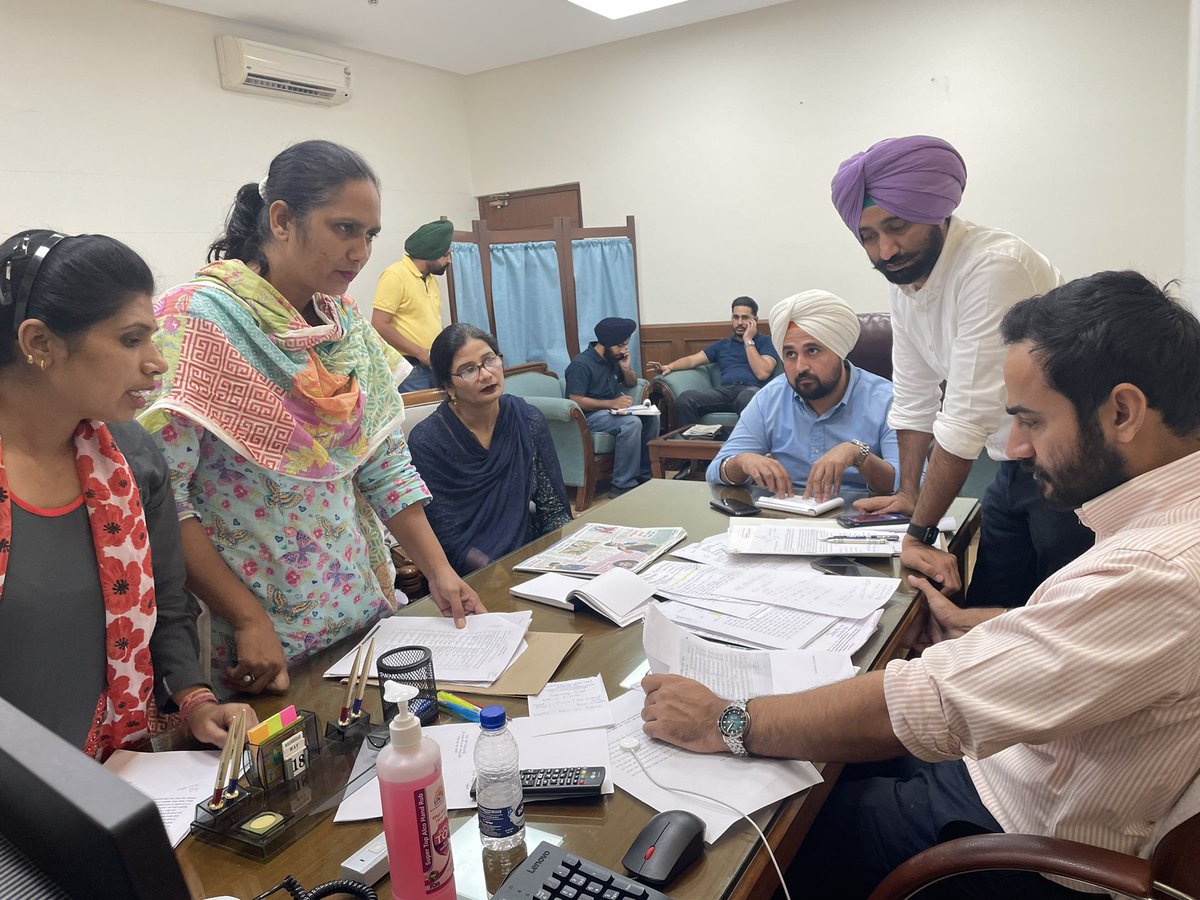 meet_hayer's tweet photo. ਅੱਜ ਚੰਡੀਗੜ੍ਹ ਸਥਿਤ ਪੰਜਾਬ ਸਿਵਲ ਸਕੱਤਰੇਤ ਵਿਖੇ ਆਪਣੇ ਦਫਤਰ ਵਿੱਚ ਵੱਖ-ਵੱਖ ਕੰਮਾਂ ਲਈ ਆਏ ਲੋਕ ਮਿਲੇ। ਵਿਭਾਗ ਨਾਲ ਸਬੰਧਤ ਕੰਮਾਂ ਦੇ ਨਿਪਟਾਰੇ ਲਈ ਵਿਭਾਗ ਦੇ ਅਧਿਕਾਰੀਆਂ ਨੂੰ ਆਖਿਆ। ਇਸ ਤੋਂ ਇਲਾਵਾ ਸਾਡੇ ਸਾਥੀ ਵਿਧਾਇਕ ਤੇ ਪਾਰਟੀ ਲੀਡਰ ਆਪੋ-ਆਪਣੇ ਹਲਕੇ ਨਾਲ ਸਬੰਧਤ ਕੰਮਾਂ ਨੂੰ ਮਿਲੇ। https://t.co/zmSGGnQxnL