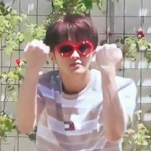 marktiniblue_'s tweet photo. 눈�� 뭐 씌우면 한없이 순둥해지는 마크😂🤭귀여워 https://t.co/ljNjllPihU