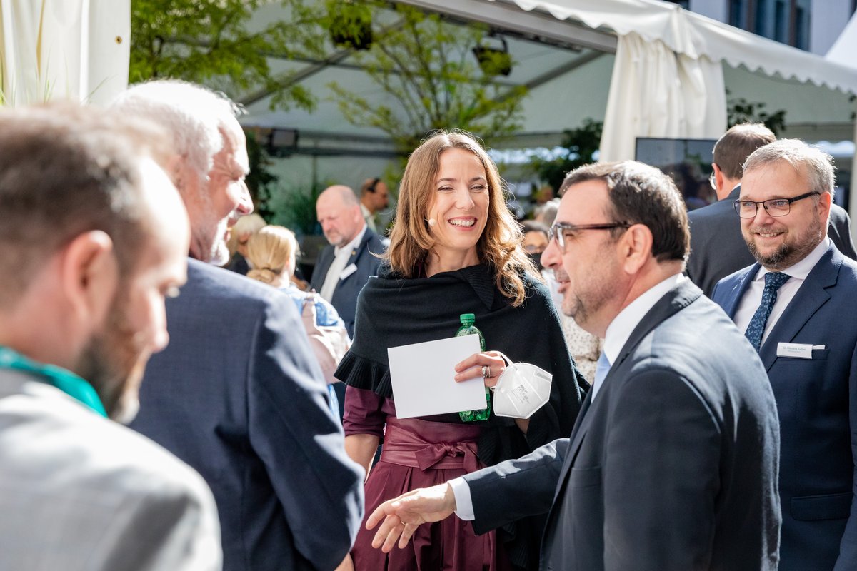 Wir haben unseren neuen Firmensitz #Macherei offiziell eingeweiht! Besonderer Dank geht an den bayerischen Gesundheitsminister <a href="/klausholetschek/">Klaus Holetschek</a>, <a href="/HorstDomdey/">Horst Domdey</a>, Andreas Ellmaier und Dr. Rainer Röpke für die spannenden Impulse &amp; Diskussion rund um den Forschungsstandort Bayern &amp; 🇩🇪