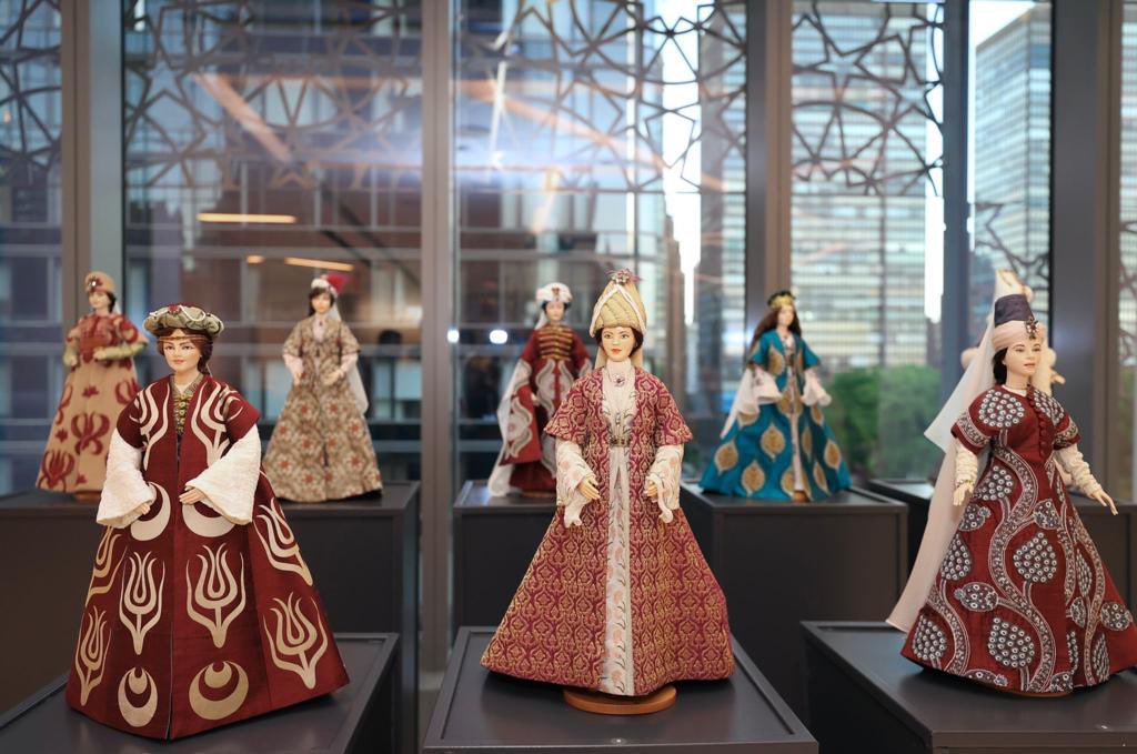 New York Türkevi’mizde
Üsküdar Belediyemizin “Hanım Sultanlar*” sergisini <a href="/MevlutCavusoglu/">Mevlüt Çavuşoğlu</a>  
Bakanımızla birlikte gezdik.  Üsküdar Belediyemizi kutluyoruz. 

🧿*Osmanlı Saray kadınların sosyal, kültürel ve sanatsal alanlarda üstlendikleri rolleri anlatan sergi. 
<a href="/hilmiturkmen34/">Hilmi Türkmen</a>