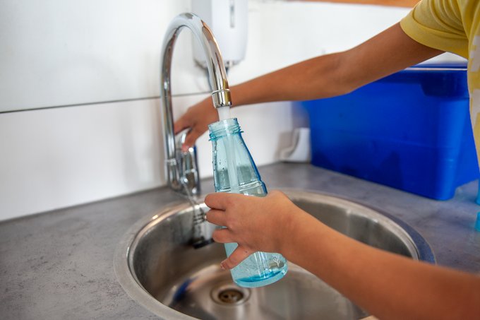Warm weer = water drinken! ☀️💦🚰 Het is belangrijk om genoeg water te drinken, zeker als het warm weer is. Via https://t.co/FAdAWhNwRo ontdekken kinderen waarom kraanwater zo’n gezonde dorstlesser is, hoe het gemaakt wordt én hoe je er slim mee omgaat. Mooie dag!