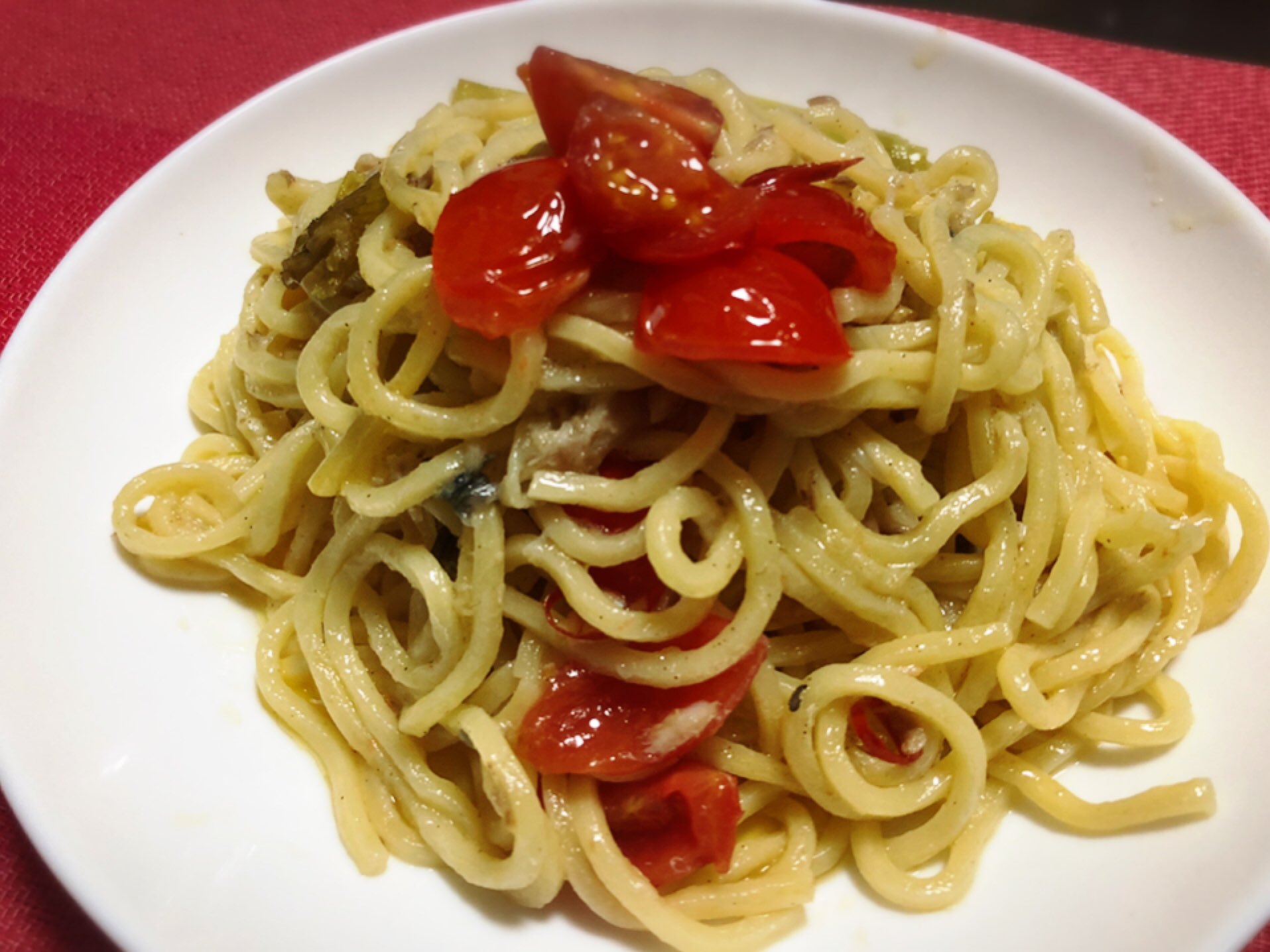 食べある記隊y 今宵は鯵のアヒージョを作りました 写真なし ふと思いつき 残ったオイルに唐辛子追加して再加熱 ゆでたトンナレッリにからめ 彩りにプチトマト加えまして 鯵のペペロンチーノのできあがり もくろみ通り あぁ ワイン飲み