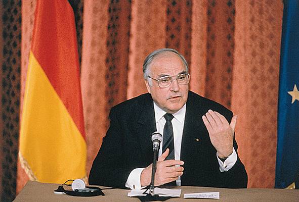 394Histoires's tweet image. 3 Avril 1930:
Naissance en Allemagne de Helmut Kohl.
Ancien Chancelier d'Allemagne entre 1982 et 1998, Ministre-Président de Rhénanie-Palatinat.
Président de Christlich Demokratische Union (CDU), il reçoit la Médaille Présidentielle de la Liberté en 1999.
#HelmutKohl