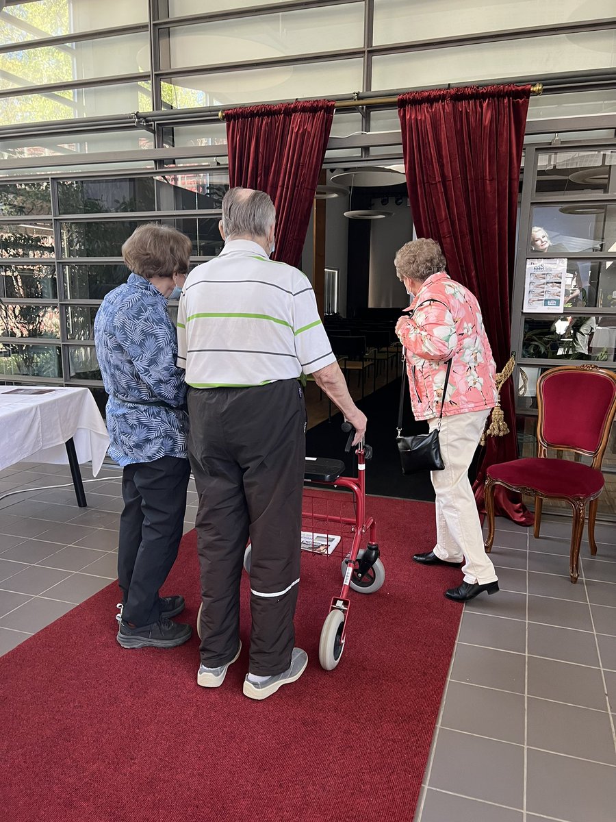 Juniikki's tweet photo. -Jaahas, hyvältä alkaa näyttää!
Marja, Raimo ja Leena ovat olleet koko kevään mukana suunnittelemassa illan etäoopperatapahtumaa. Kukapa sitä parhaiten neuvoisi kuin yleisö itse!
#HomeOpera #KokoKarita @Foibekartano @HAAGAHELIAamk @MattilaKarita @oopperabaletti @Uudenmaanliitto https://t.co/Vtk6YAaFkJ