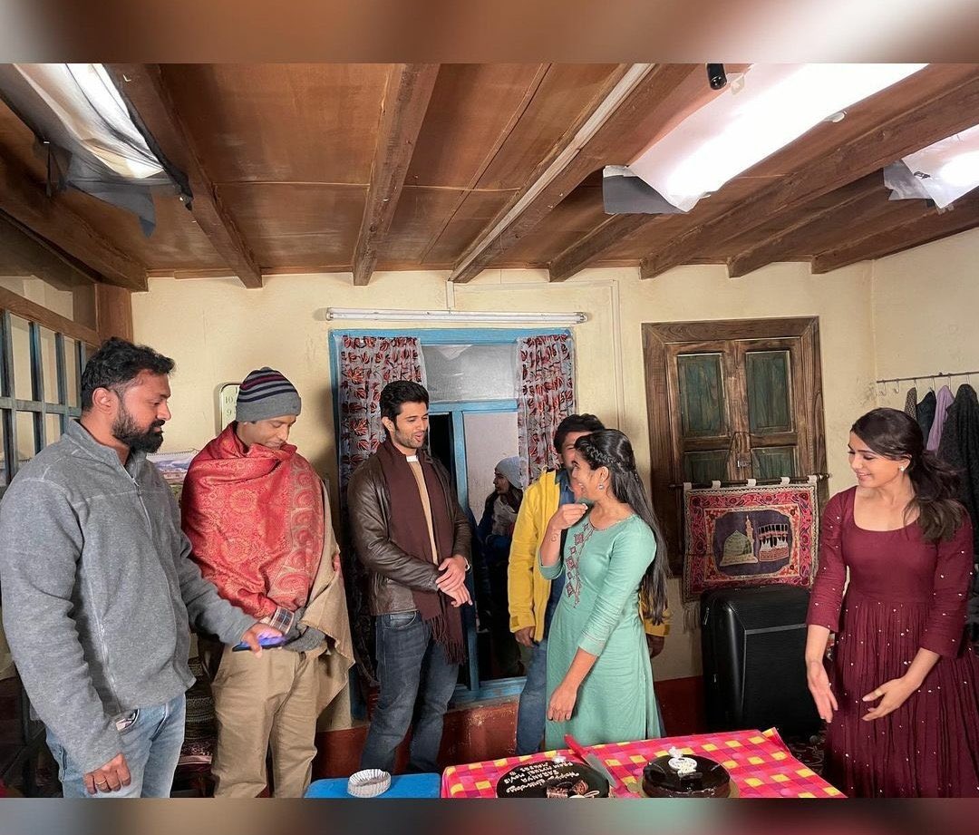 cinemapuff's tweet photo. Team #Kushi celebrated actress #Sharanya birthday on the sets.

@TheDeverakonda #VijayDeverakonda @Samanthaprabhu2 @ShivaNirvana @vennelakishore @MythriOfficial #KushiFirstLook https://t.co/0m3UWUuXZy