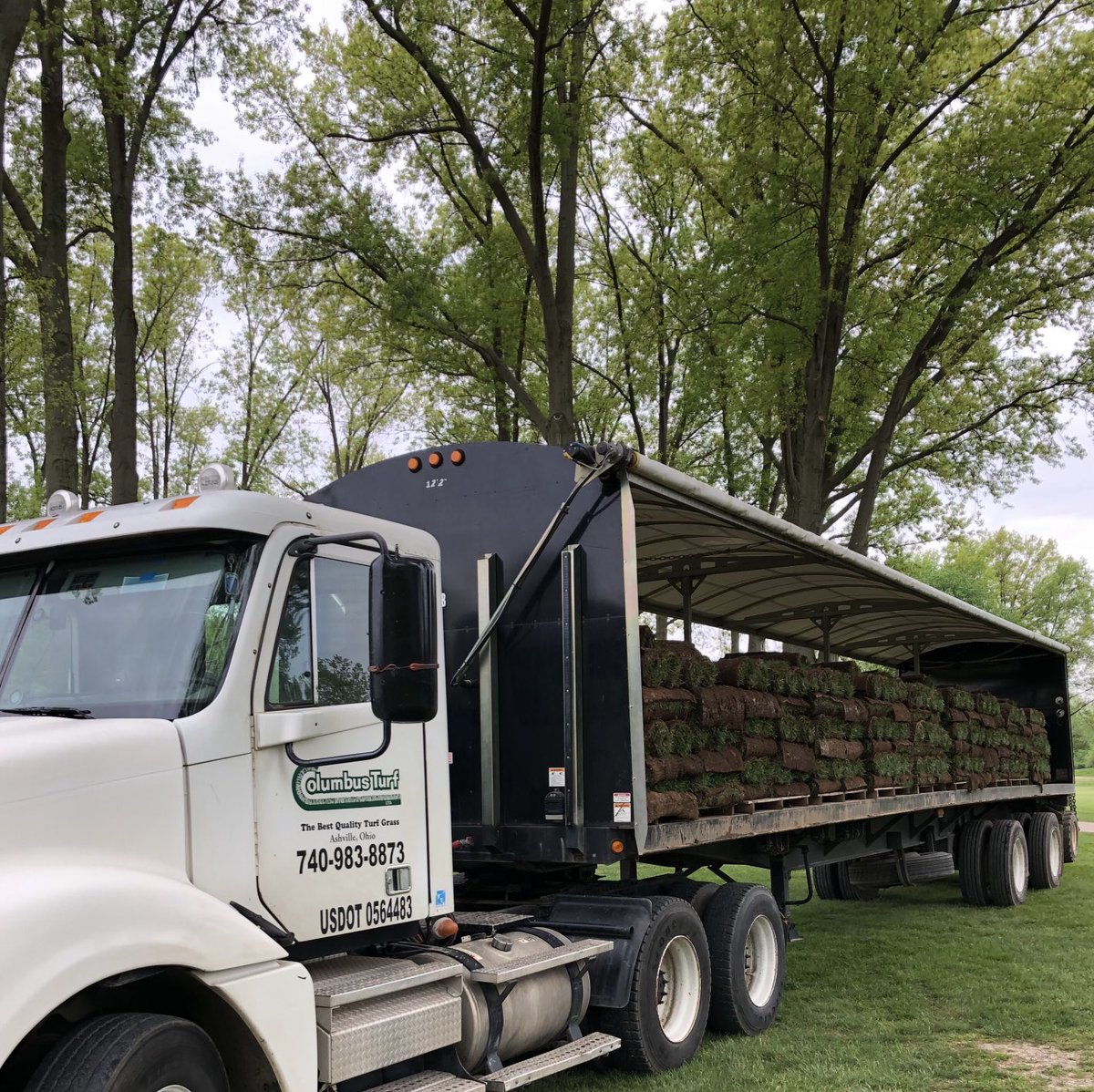 avonoaksturf's tweet photo. Really proud of our crew.  The guys did a terrific job laying down a full truckload of turf type tall fescue around #3 green.  The bentgrass chipping area to the right of the green will be sodded tomorrow.  Awesome job guys! https://t.co/yeX18vNW3T
