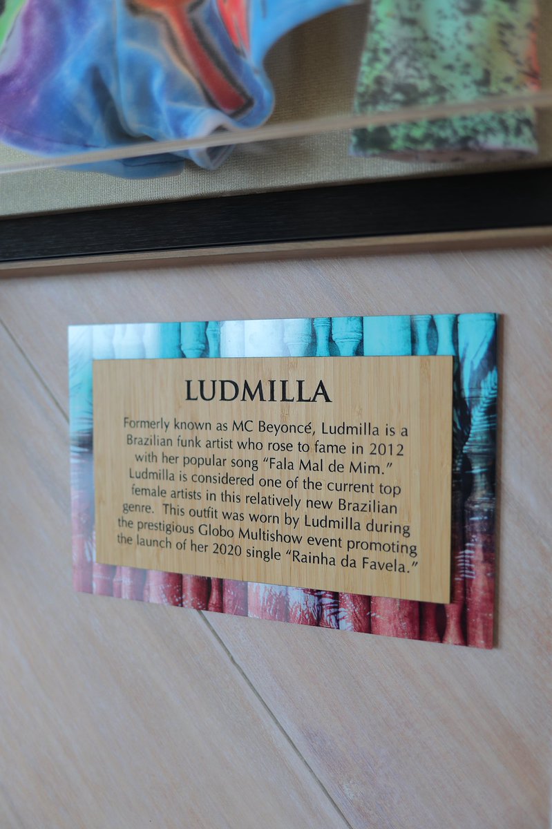 LudmillaCentral's tweet image. 🚨 Hitou nas Maldivas! Parte do look usado pela Ludmilla na performance do Prêmio Multishow em 2020 está exposto no Hard Rock Hotel ao lado de looks de Katy Perry, Lady Gaga e Lenny Krevitz.