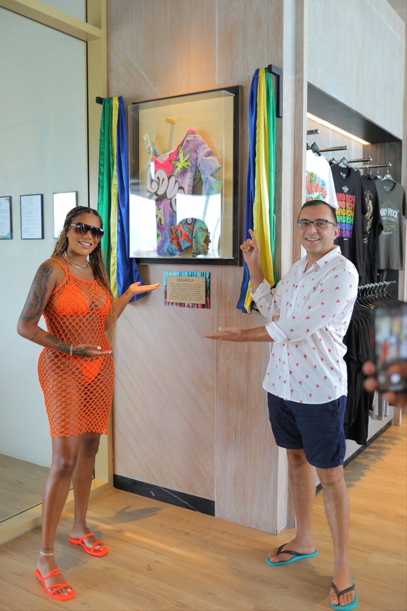 LudmillaCentral's tweet image. 🚨 Hitou nas Maldivas! Parte do look usado pela Ludmilla na performance do Prêmio Multishow em 2020 está exposto no Hard Rock Hotel ao lado de looks de Katy Perry, Lady Gaga e Lenny Krevitz.