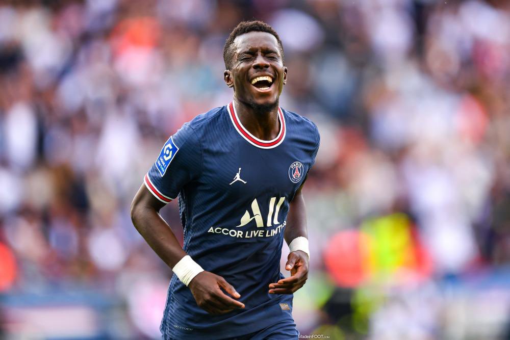 BillyKambale1's tweet photo. Il y a des choses que nous suivons à la télé mais malgré nos années passées sur le banc de l’école entrain de croquer la langue de Molière, il faut des séances pour nous les expliciter. 

Enfin bref, on se limite à dire, Idrissia Gueye, courage nous sommes différents d’eux. https://t.co/dMZQrlmxzd
