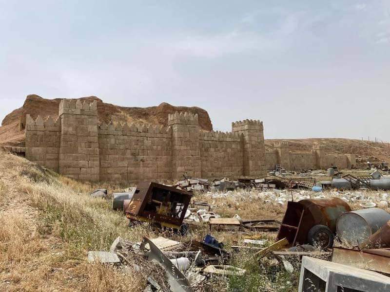 هذا دليل على أن من يحكم بلادنا ليسوا أصحاب الآثار والحضارة والا يشعرون بالانتماء اليها
صورة حديثة لبوابة شمش الآشورية عمرها 2700 سنةالتي تحولت إلى مكب للنفايات. تتطلب البوابة الآشورية القديمة اهتمام من يعتقد انه يمثل شعبنا في البرلمان العراقي ووزارة الثقافة ودائرة الآثار العراقية