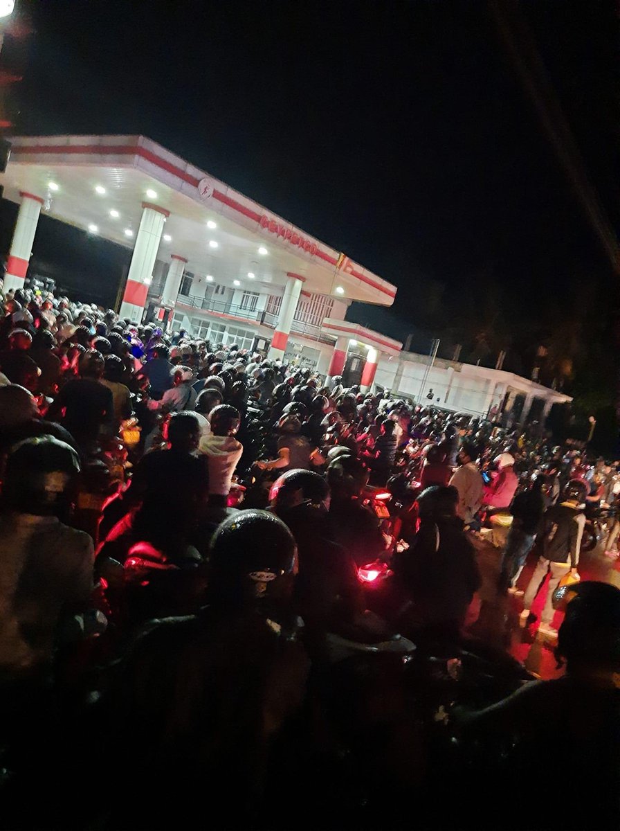 zahranc's tweet image. Nearly 600,000 students are supposed to sit for GCE O/L exam next Monday. How would the students reach the exam centers before the schedule is a terrible concern, amidst this series #FuelShortage #FuelCrisisLK #PrayForSriLanka