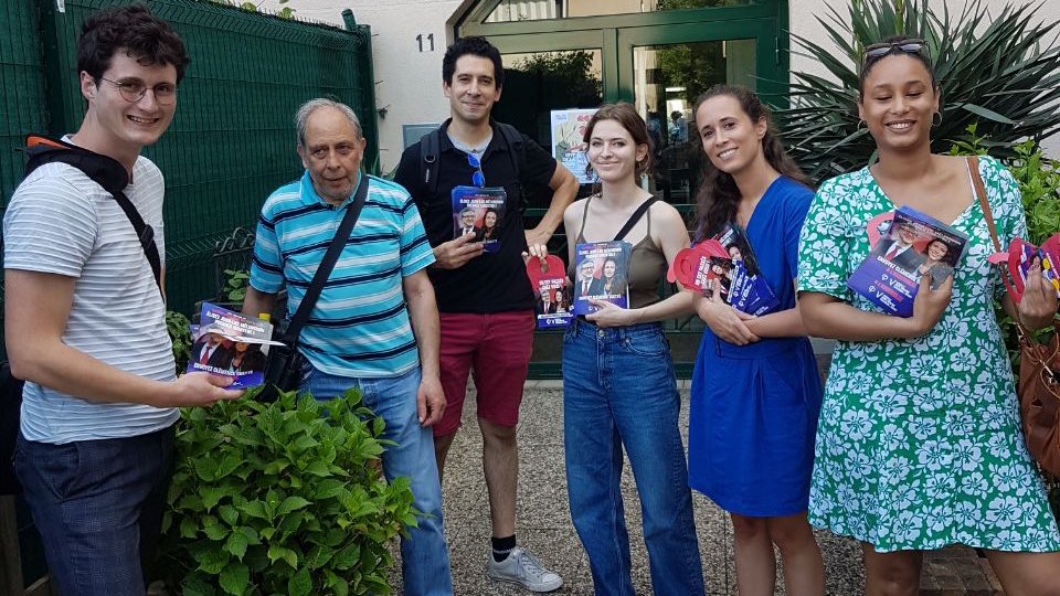 Clemence_Guette's tweet image. Porte-à-porte à Créteil avec les militants et militantes de la #NUPES ! 

Ici, on y croit : Mélenchon Premier ministre !

Rejoignez-nous sur clemenceguette.fr !