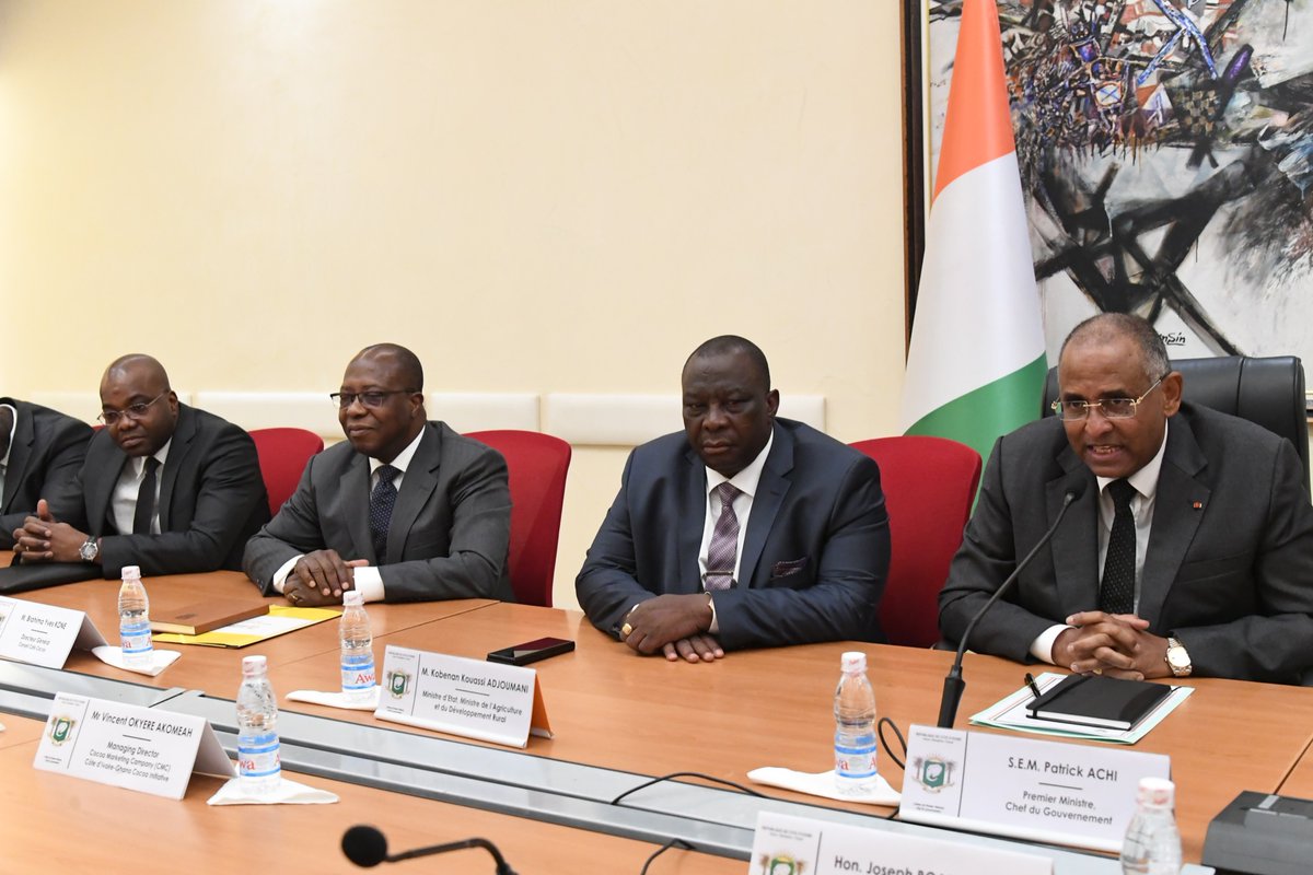 conseilkfekko's tweet photo. #CACAO
Ce 18 mai, dans le cadre de la 1ère réunion du Comité économique et commercialisation de l'Initiative Cacao Côte d'Ivoire - Ghana (ICCIG), le DG du @conseilkfekko M. KONÉ Brahima Yves, a présenté au Premier Ministre @ACHIPatrick4, la délégation du @ghcocobod.
#ICCIG https://t.co/T3zusnWV0B