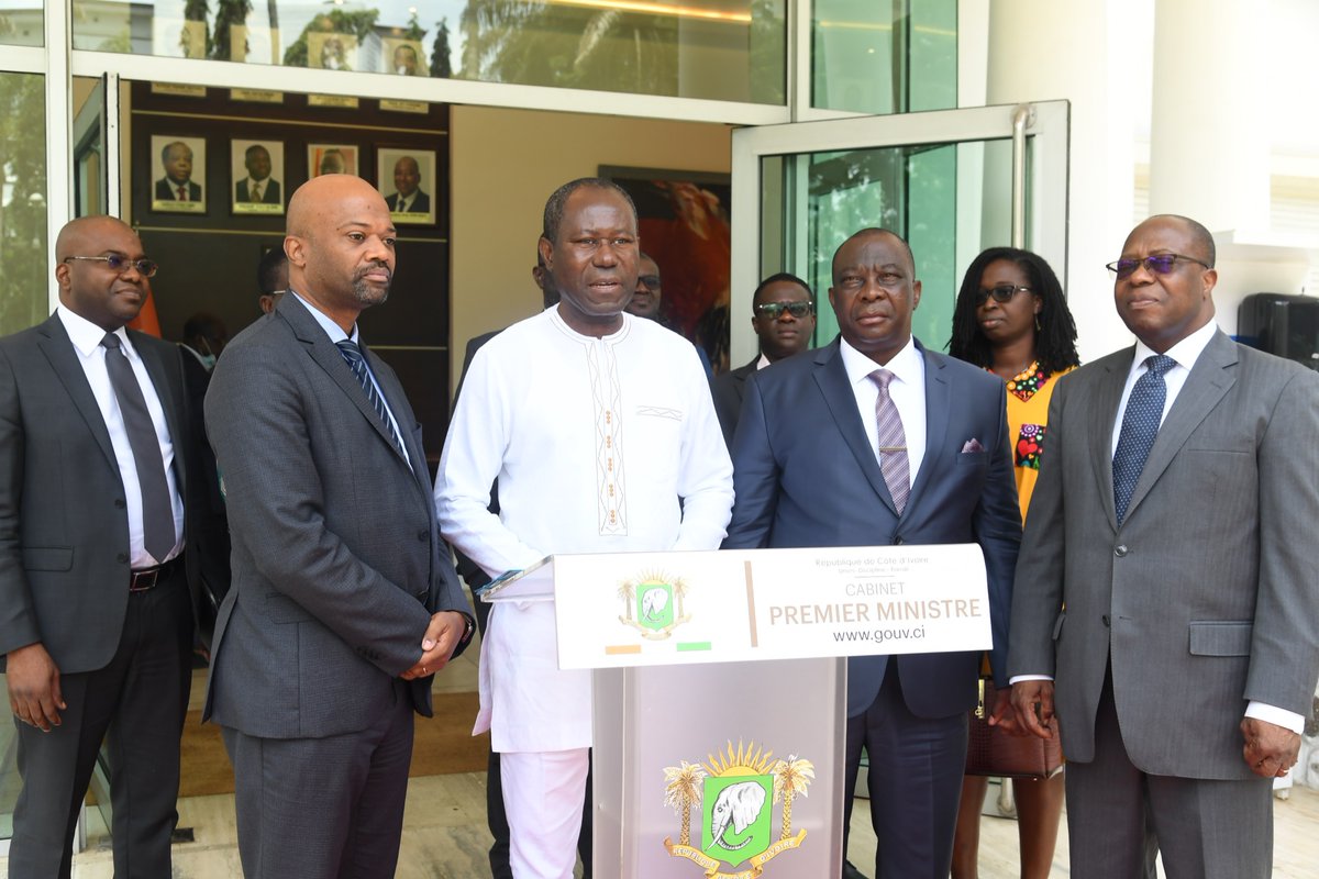conseilkfekko's tweet photo. #CACAO
Ce 18 mai, dans le cadre de la 1ère réunion du Comité économique et commercialisation de l'Initiative Cacao Côte d'Ivoire - Ghana (ICCIG), le DG du @conseilkfekko M. KONÉ Brahima Yves, a présenté au Premier Ministre @ACHIPatrick4, la délégation du @ghcocobod.
#ICCIG https://t.co/T3zusnWV0B