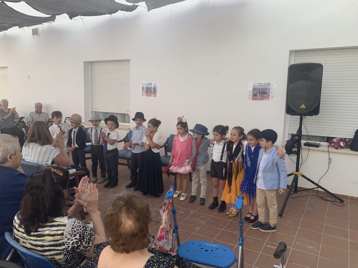 Safa_Utrera's tweet photo. HACER REIR ES UNA LABOR SOCIAL 
Este es el título de uno de nuestros proyectos aprendizaje-servicio.
El alumnado de 3º de E.I ha representado obras de los hermanos Álvarez Quintero en el @GrupoReifs Utrera.  
#SafaUtrera #SagradaFamilia #Utrera #ReifsUtrera @ecatolicas https://t.co/NVOsWauhYY