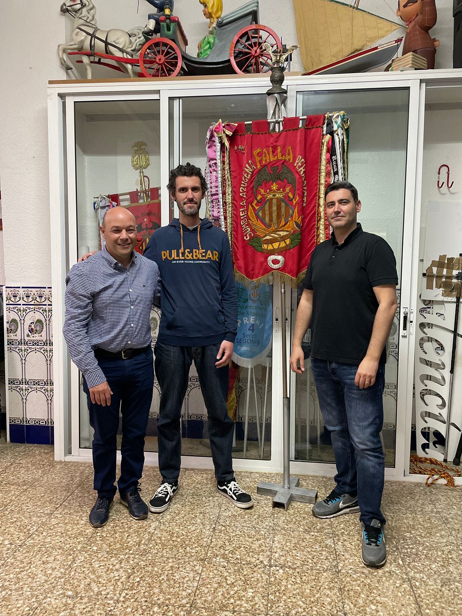 La falla Periodista Gil Sumbiela-Azucena y el artista fallero Samuel Martínez han firmado el contrato para el que será el monumento infantil del próximo ejercicio.

#FamiliaFallera! 🔥

📸: Presidentes (José Miguel y Claudio) y Samuel Martínez