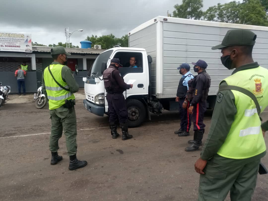 poliguarico15's tweet photo. #18May|| Dando continuidad a la Gran Misión @cuadrantdpaz se realizó Despliegue de Seguridad Integral en diferentes sectores de la Parroquia El Sombrero, con el chequeo por SIIPOL de vehículos, motos y personas que transitan por el Mpio. Mellado. 
#VenezuelaTierraFértil 
#CCP6 https://t.co/azdU6i0N04