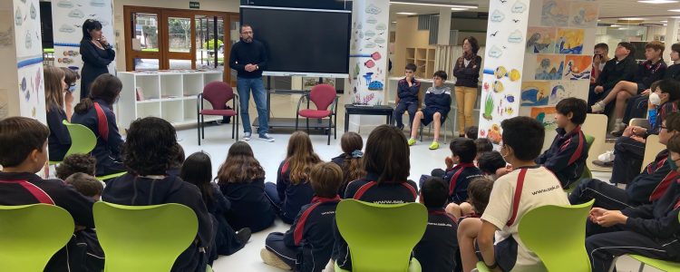 sekintschools's tweet photo. Algunos alumnos de @SekElCastillo, junto a los de otros #ColegiosSEK, han trabajado para poner diferentes finales a cuentos de @pvaq, autor de "Historias del reino de Baram". 😎

Y a ti, ¿de qué libro te gustaría escribir el final? 👇

Lee más 👉 https://t.co/AusHjEmSd6 https://t.co/ks6Oj4QLP6