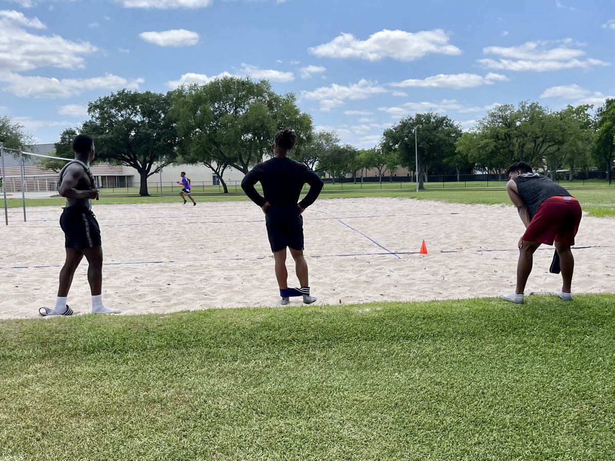 iCoverDB's tweet photo. Thursday, May 19th, 2022 🗣4:30pm🔒Stafford Municipal Complex💨#sandtraining #pitlife #smallgroup @coachdwhitaker https://t.co/Ued0Mb6U0Q