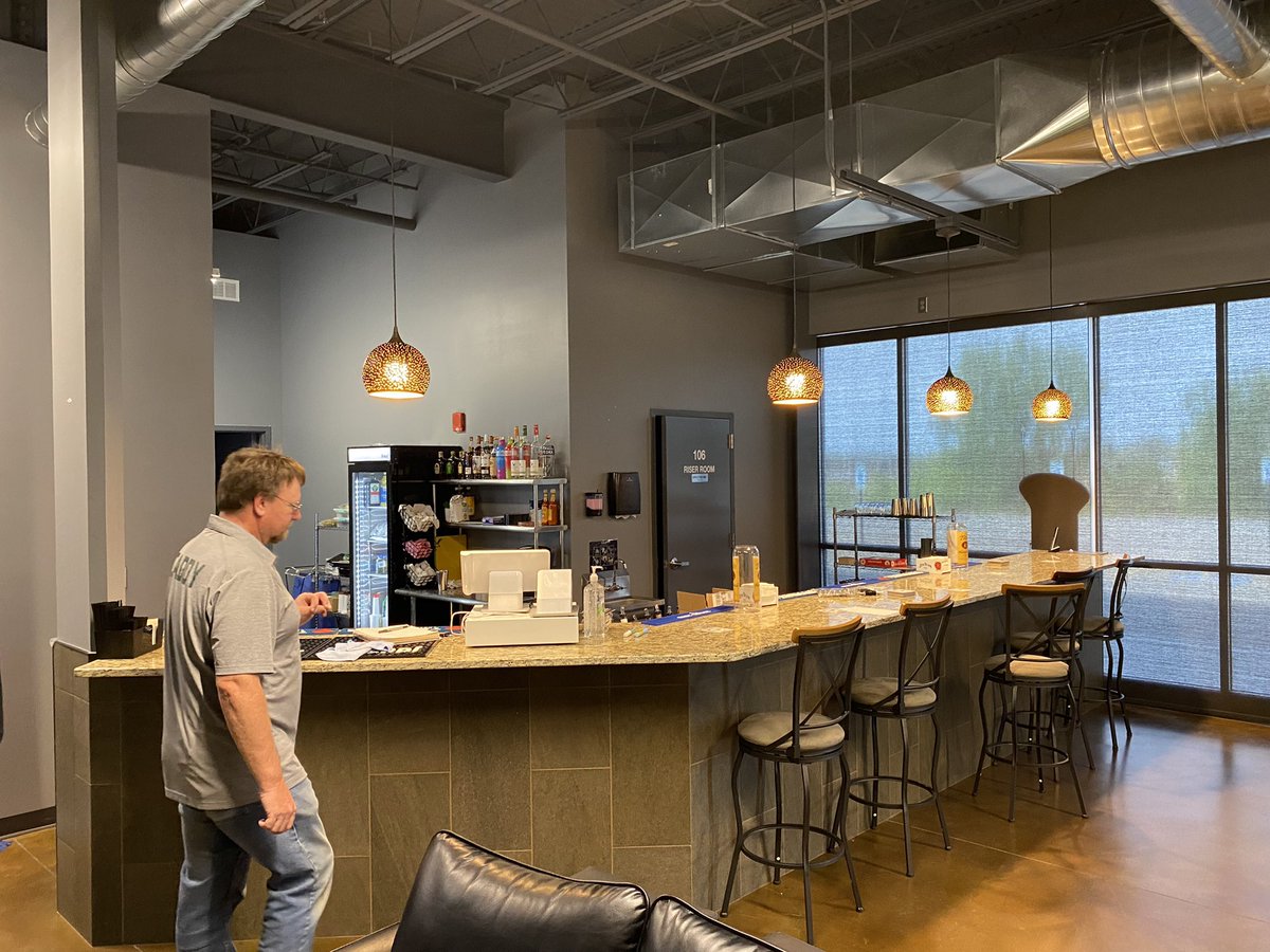 937JakeSorensen's tweet photo. New awesome golf simulator bar in Lincoln, just opened up. Double Eagle Golf on West O Street in the Kinetic Sports Complex. 5 top-of-the-line simulators, sweet comfy couches/chairs, and fully stocked bar. It’s about time Lincoln had something like this. https://t.co/nOd1d4O6vT