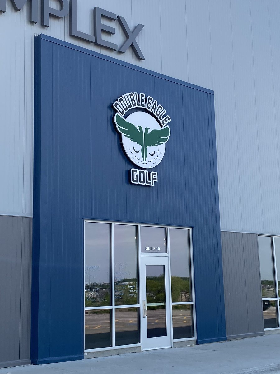 937JakeSorensen's tweet photo. New awesome golf simulator bar in Lincoln, just opened up. Double Eagle Golf on West O Street in the Kinetic Sports Complex. 5 top-of-the-line simulators, sweet comfy couches/chairs, and fully stocked bar. It’s about time Lincoln had something like this. https://t.co/nOd1d4O6vT