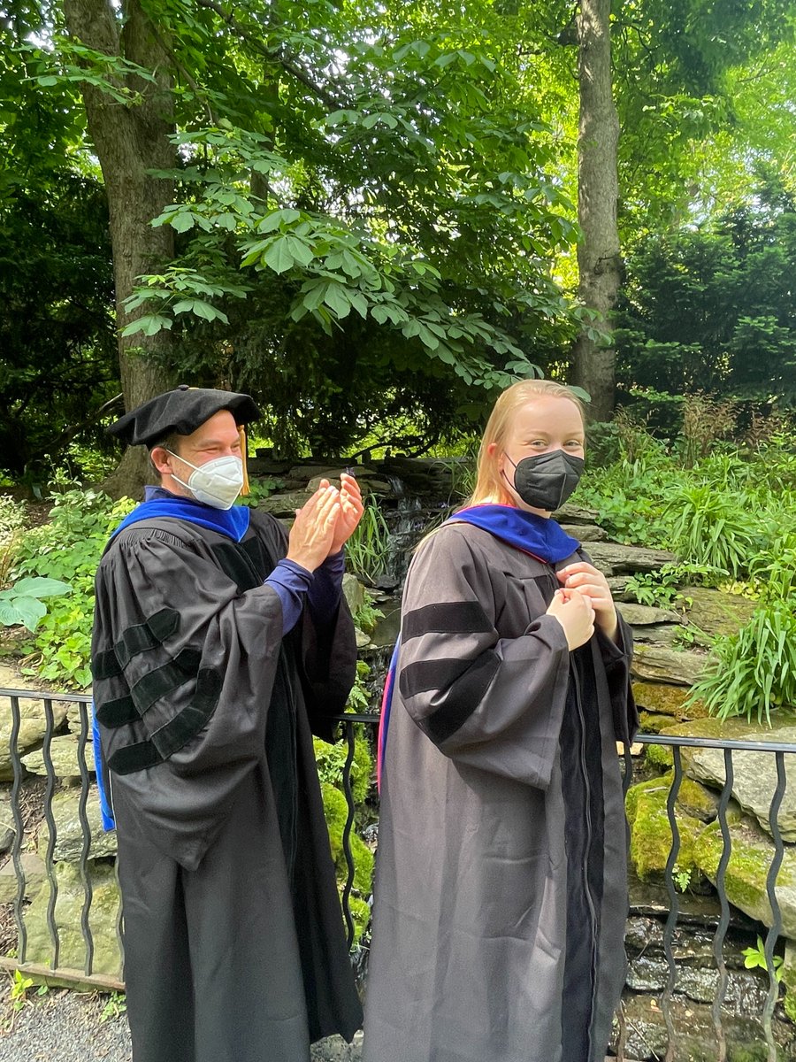I may have missed the PhD hooding ceremony (thanks covid), but we re-enacted it today at the Penn biopond. Thank you to @RobertMauck11 for dressing up a second time, @SereenSAssi1 for capturing the moment, and the many turtles for serving as the audience 🐢.
