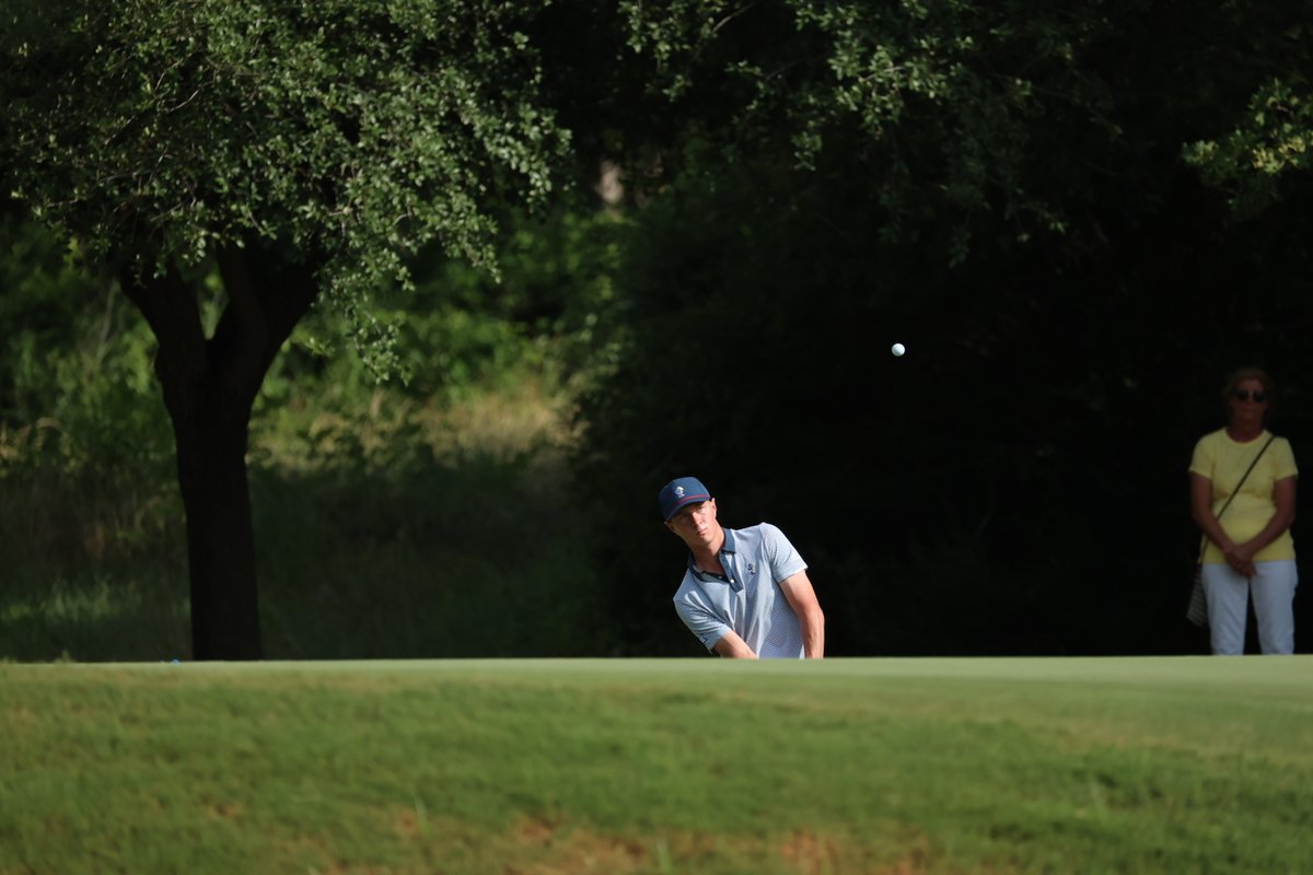 A birdie, followed by an eagle has <a href="/HHillier99/">Harry Hillier</a> back into the red for the tournament at -1 and T14! Just 1 hole left for the senior.

#RockChalk