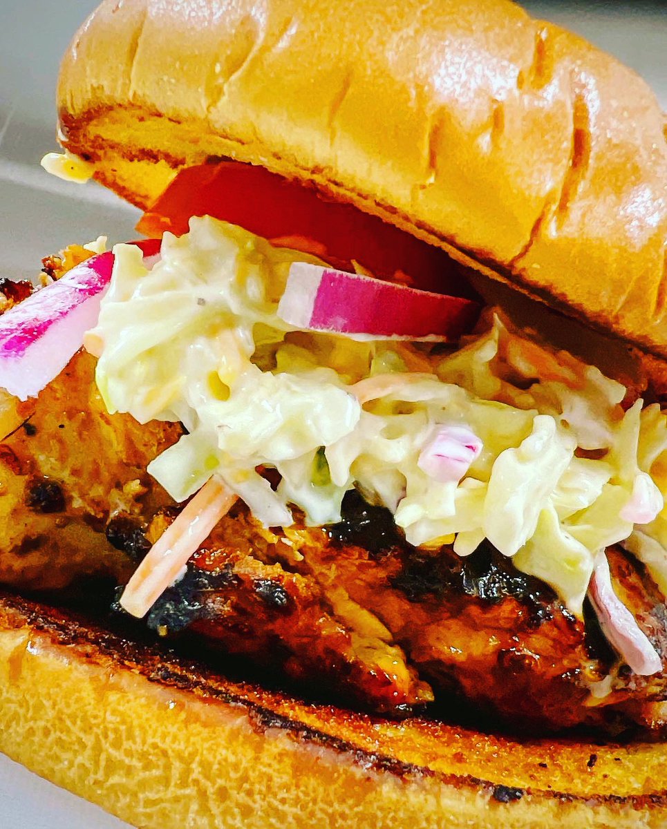 MameyMamiOC's tweet photo. Try our jerk chicken sandwich today!! Marinated chicken in our homemade jerk sauce grilled to perfection. Then some delicious slaw to cool off those jerk spices. Order today. #jerkchicken #miamifoods #streetfood #redondobeach #lgbtq🌈 #lgbtqchefs🌈🌈 #supportlocal https://t.co/IHFJUR7MZZ